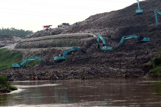 Sampah TPA Cipeucang Genangi Sungai Cisadane