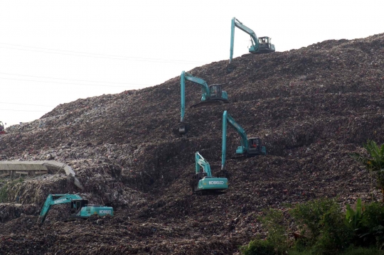 Sampah TPA Cipeucang Genangi Sungai Cisadane