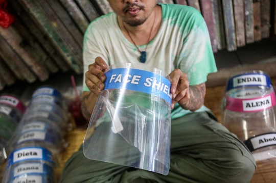 Intip Pembuatan Face Shield di Bekasi