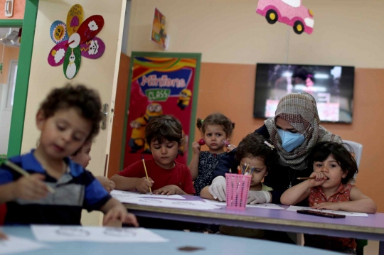 Potret Kegembiraan Bocah-bocah Palestina Kembali Bersekolah