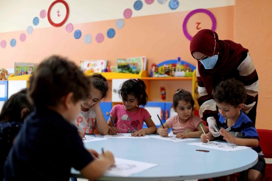 Potret Kegembiraan Bocah-bocah Palestina Kembali Bersekolah