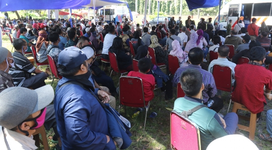 Antrean Warga Serbu Layanan SIM Keliling di Masjid At-Tin Jakarta Timur