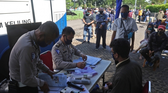 Antrean Warga Serbu Layanan SIM Keliling di Masjid At-Tin Jakarta Timur