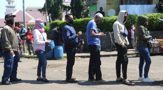 Antrean Warga Serbu Layanan SIM Keliling di Masjid At-Tin Jakarta Timur