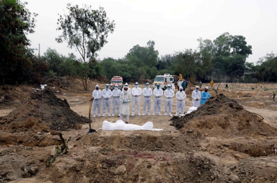 Melihat Proses Pemakaman Korban Covid-19 di India