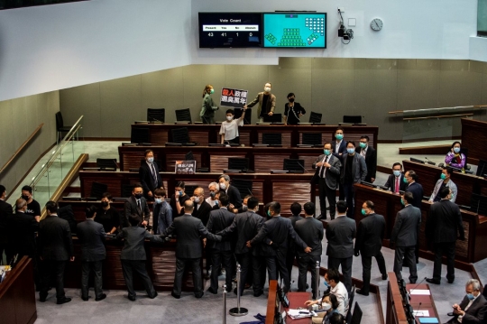 Anggota Pro-Demokrasi Lempar Cairan Busuk Saat Debat UU di Parlemen Hong Kong