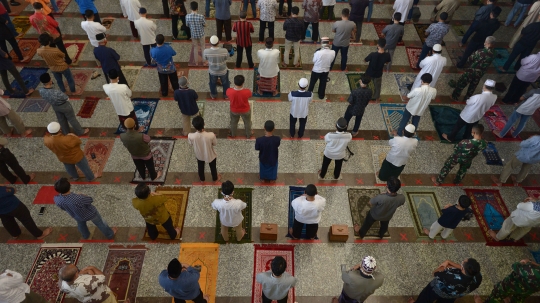 Suasana Salat Jumat Pertama di Tengah Masa PSBB Jakarta