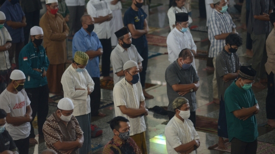 Suasana Salat Jumat Pertama di Tengah Masa PSBB Jakarta