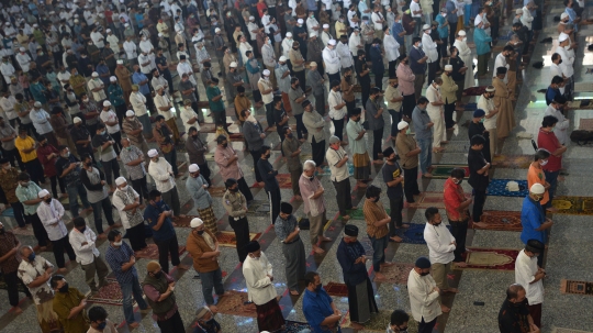 Suasana Salat Jumat Pertama di Tengah Masa PSBB Jakarta