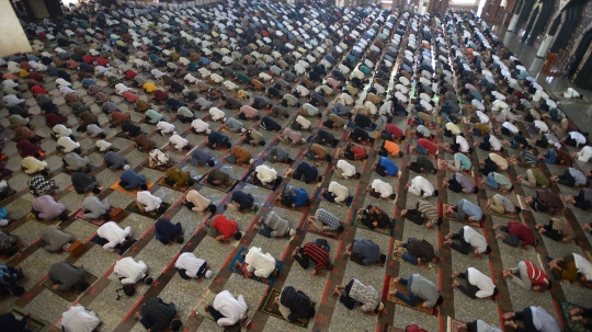 Suasana Salat Jumat Pertama di Tengah Masa PSBB Jakarta