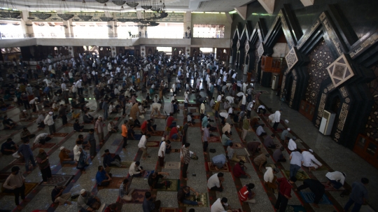 Suasana Salat Jumat Pertama di Tengah Masa PSBB Jakarta