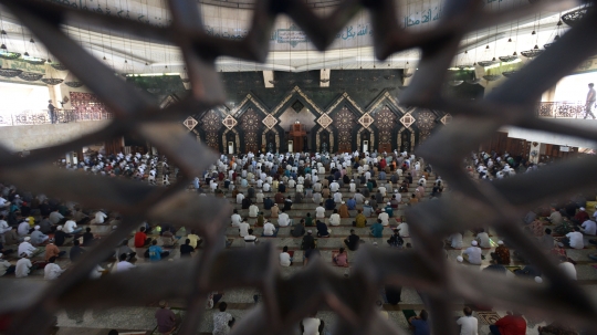 Suasana Salat Jumat Pertama di Tengah Masa PSBB Jakarta