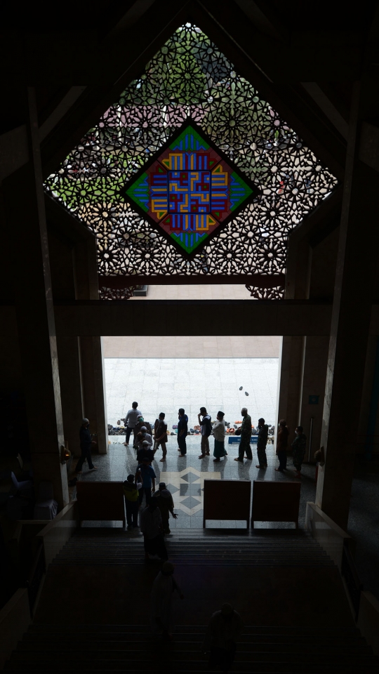 Suasana Salat Jumat Pertama di Tengah Masa PSBB Jakarta