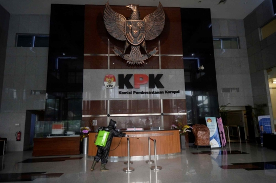 Persiapan New Normal, Gedung KPK Disemprot Disinfektan