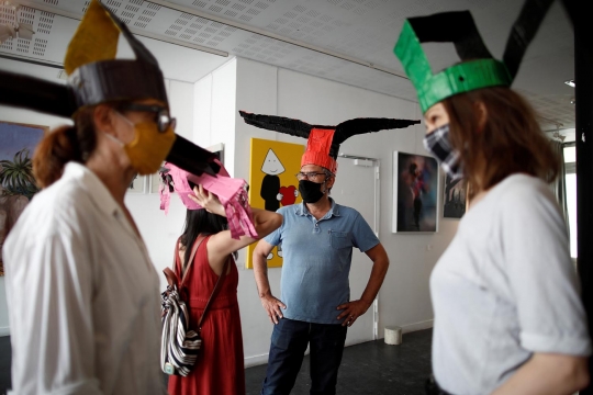 Seniman Prancis Ciptakan Topi Social Distancing