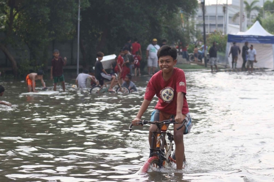 Wajah Ceria Anak-anak Bermain di Genangan Banjir Rob