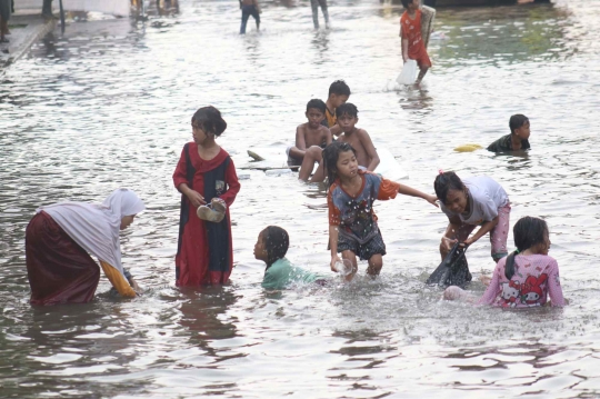Wajah Ceria Anak-anak Bermain di Genangan Banjir Rob