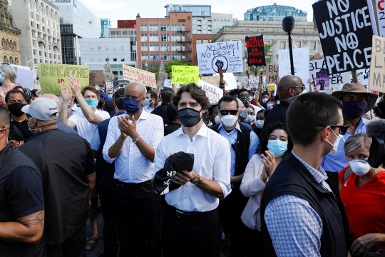 Aksi Justin Trudeau Ikut Berlutut Menentang Kematian George Floyd