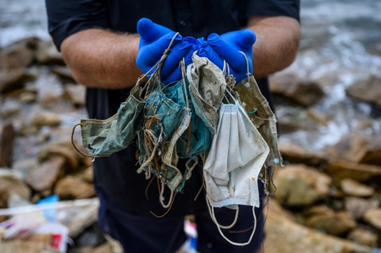 Sampah Masker Cemari Pantai di Hong Kong