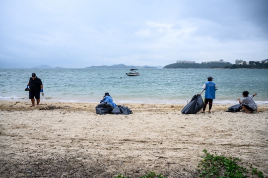 Sampah Masker Cemari Pantai di Hong Kong