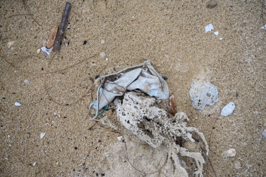 Sampah Masker Cemari Pantai di Hong Kong