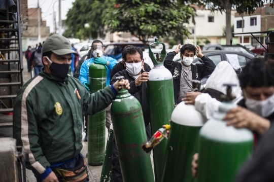 Kelangkaan Tabung Oksigen Landa Peru di Tengah Pandemi