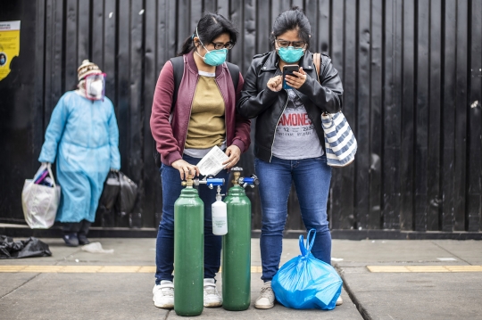 Kelangkaan Tabung Oksigen Landa Peru di Tengah Pandemi