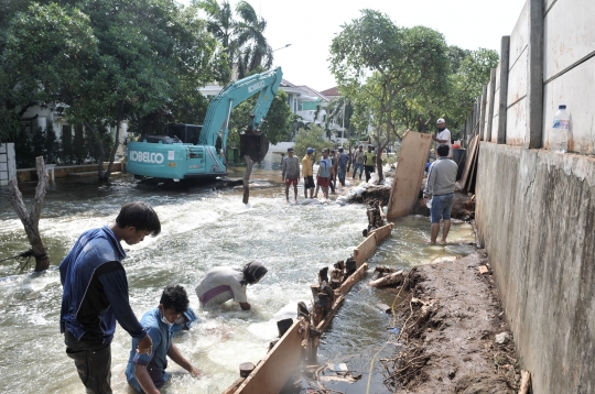 Kondisi Tanggul Jebol di Perumahan Pantai Mutiara