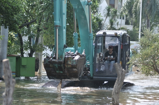 Kondisi Tanggul Jebol di Perumahan Pantai Mutiara