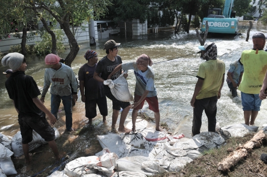 Kondisi Tanggul Jebol di Perumahan Pantai Mutiara