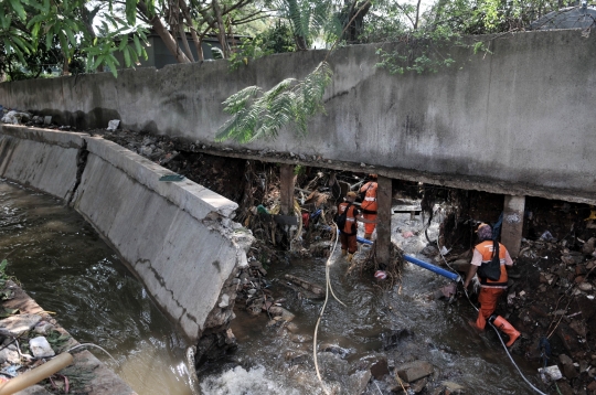 Banjir Rob Rendam Perumahan Pantai Mutiara Akibat Tanggul Jebol