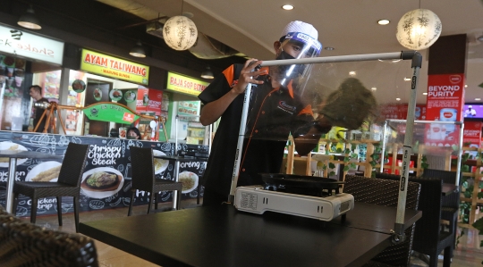 New Normal, Restoran di Mal Bekasi Pasang Pembatas Plastik