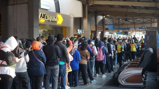 Antrean Penumpang Mengular di Stasiun Citayam