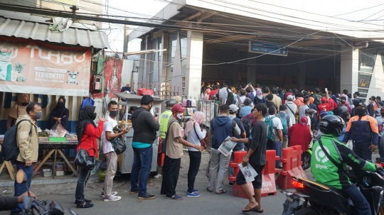 Antrean Penumpang Mengular di Stasiun Citayam