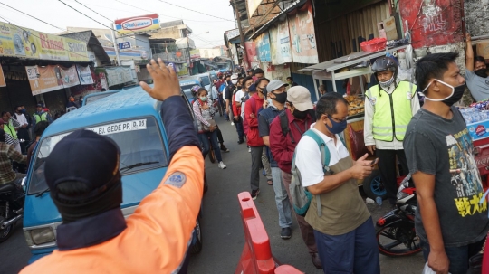 Antrean Penumpang Mengular di Stasiun Citayam