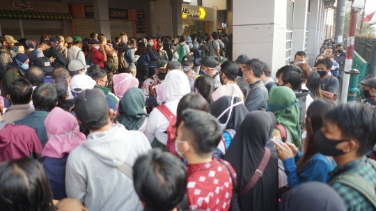 Antrean Penumpang Mengular di Stasiun Citayam