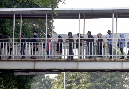 Antrean Calon Penumpang KRL di JPO Lenteng Agung