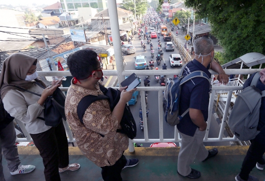 Antrean Calon Penumpang KRL di JPO Lenteng Agung