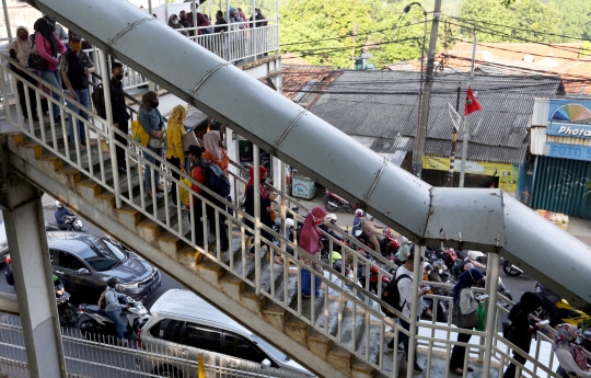 Antrean Calon Penumpang KRL di JPO Lenteng Agung