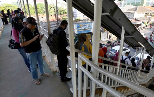 Antrean Calon Penumpang KRL di JPO Lenteng Agung