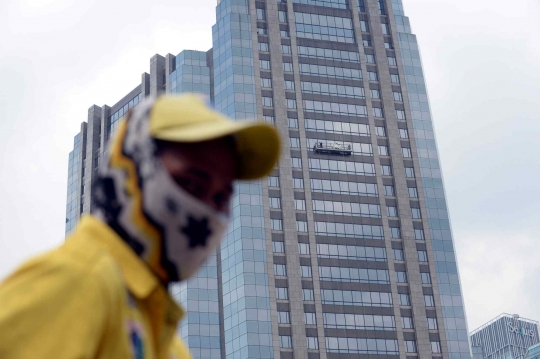 Jelang New Normal, Gedung Pencakar Langit Dibersihkan