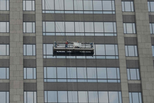 Jelang New Normal, Gedung Pencakar Langit Dibersihkan