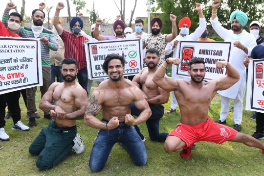 Aksi Pria Berotot Besar di India Tuntut Pembukaan Tempat Gym