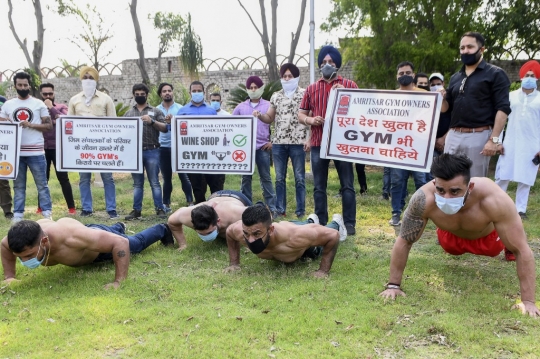 Aksi Pria Berotot Besar di India Tuntut Pembukaan Tempat Gym