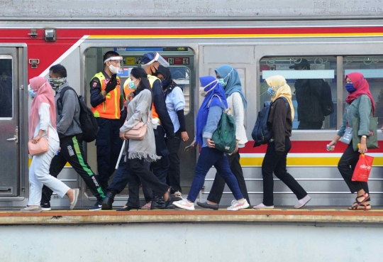 Aparat Gabungan Tertibkan Antrean di Stasiun Bogor