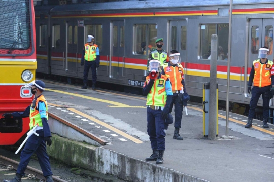 Aparat Gabungan Tertibkan Antrean di Stasiun Bogor