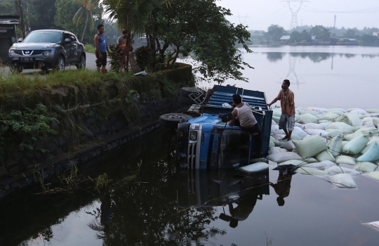 Truk Pengangkut Sekam Masuk Setu Tonjong