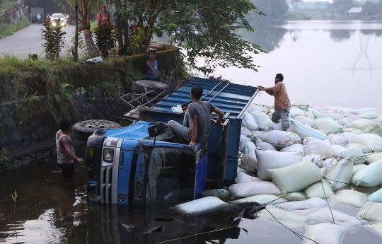 Truk Pengangkut Sekam Masuk Setu Tonjong