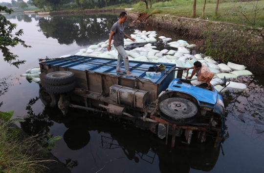 Truk Pengangkut Sekam Masuk Setu Tonjong