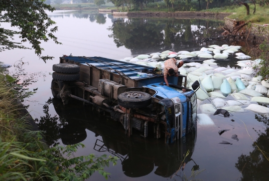 Truk Pengangkut Sekam Masuk Setu Tonjong